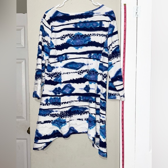 Múltiples Blue and White Patterned Long Sleeve Top- used size L mtp(26) - Picture 6 of 8